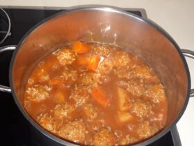 Γιουβαρλάκια με Κόκκινη Σάλτσα