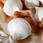 Μπισκοτένιες Μπουκίτσες με Ψημένο Αυγόγλασο