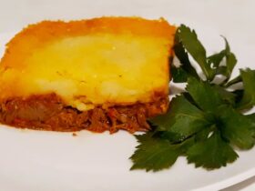 Μοσχαράκι Κοκκινιστό με Ψημένο Πουρέ