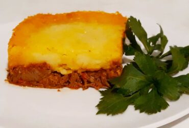 Μοσχαράκι Κοκκινιστό με Ψημένο Πουρέ