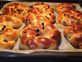 Τσουρεκάκια με Σταφίδες