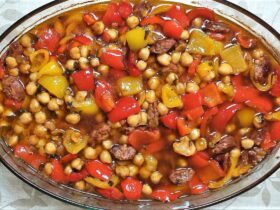 Ρεβύθια με Πιπεριές και Λουκάνικο